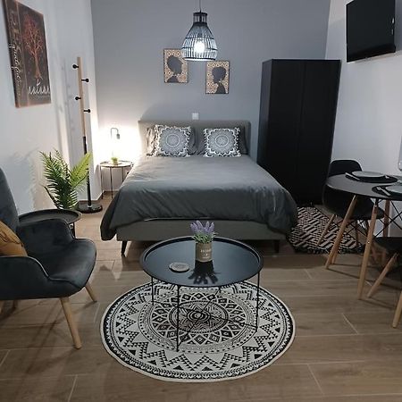 Petite Suite With Backyard. Mytilene Exterior photo