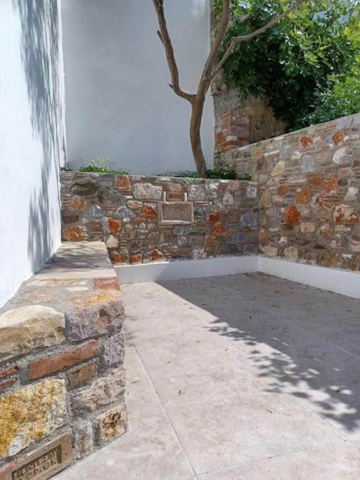 Petite Suite With Backyard. Mytilene Exterior photo